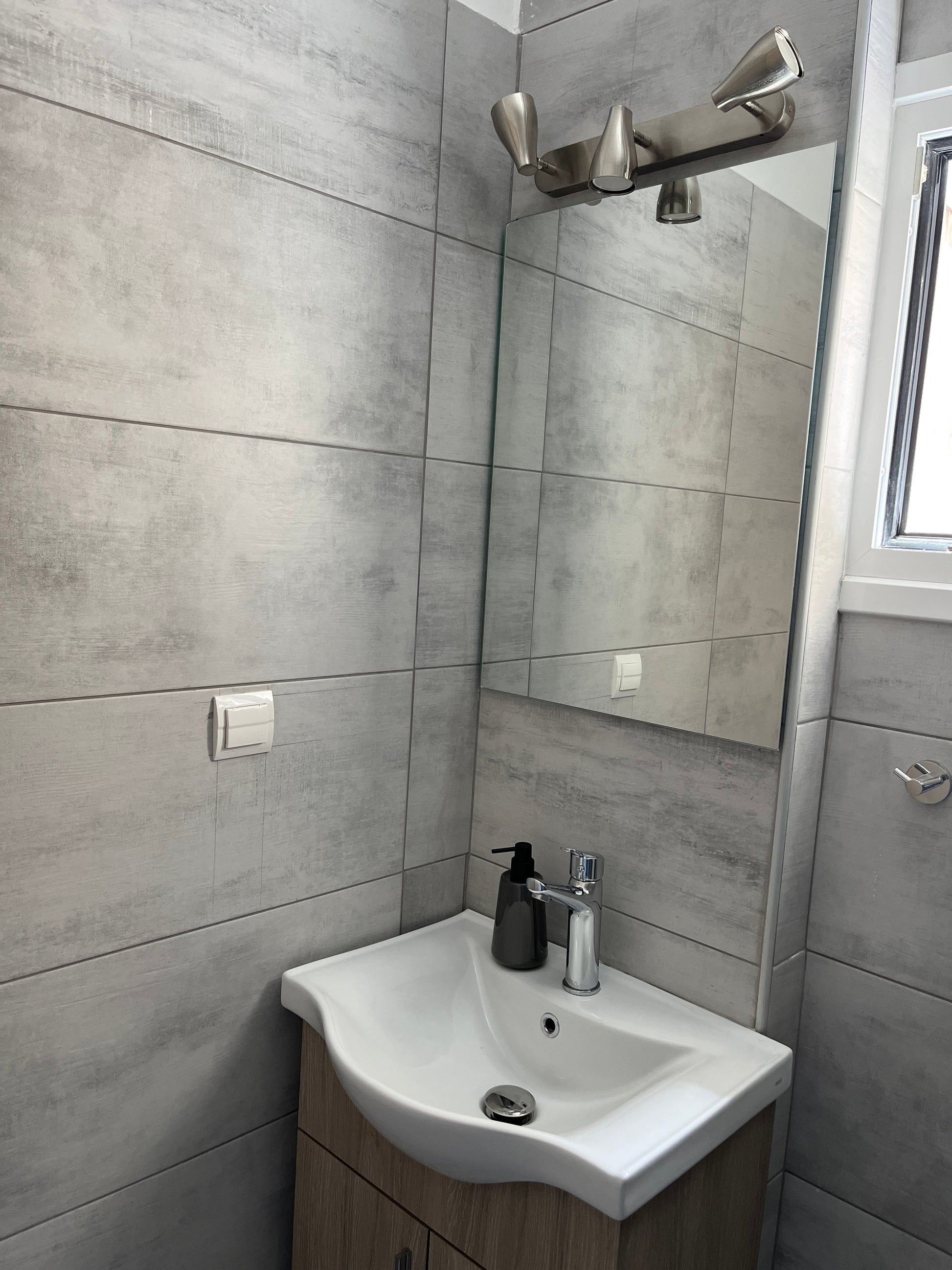 Apollo Apartment bathroom, central Athens accommodation