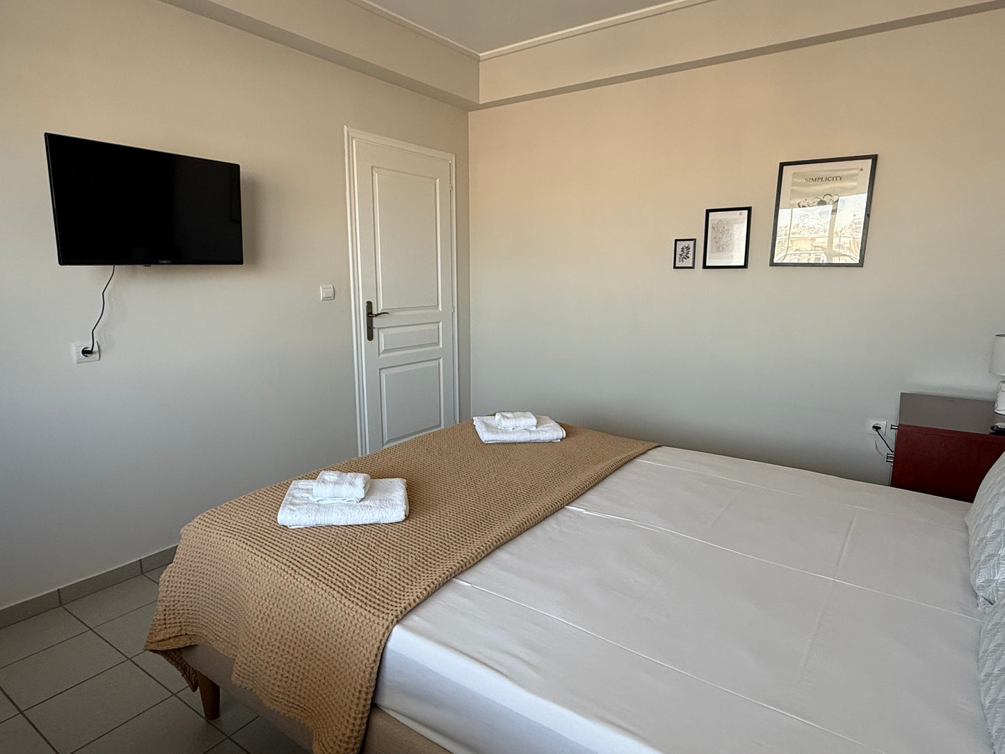 Lycabettus Apartment bedroom, central Athens accommodation
