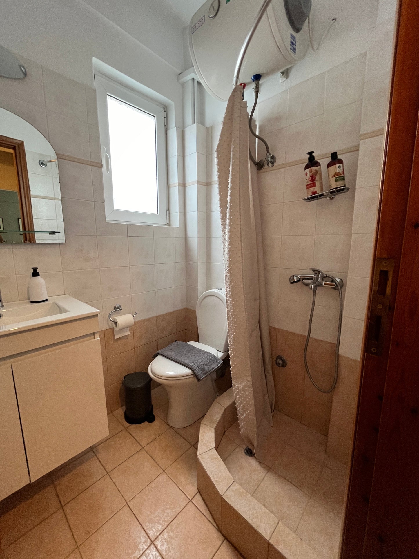 Lycabettus Apartment bathroom, Athens rental