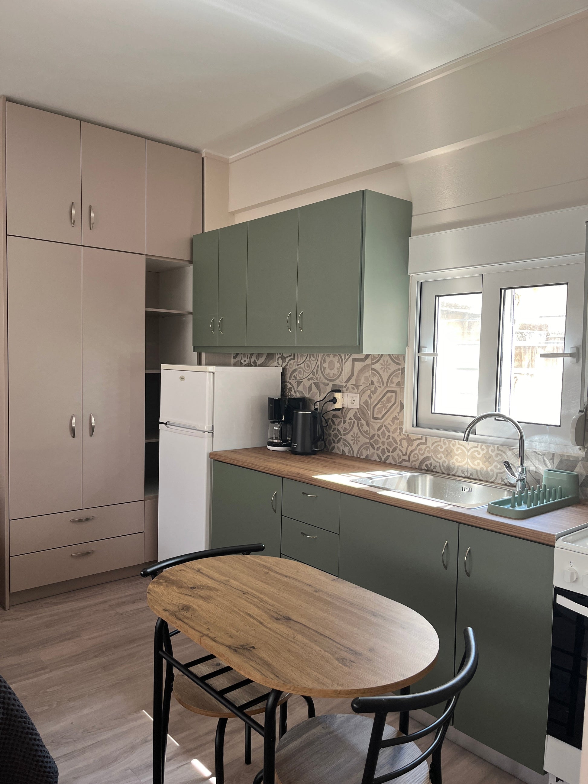Sunflower Apartment kitchen, Athens short-stay apartment